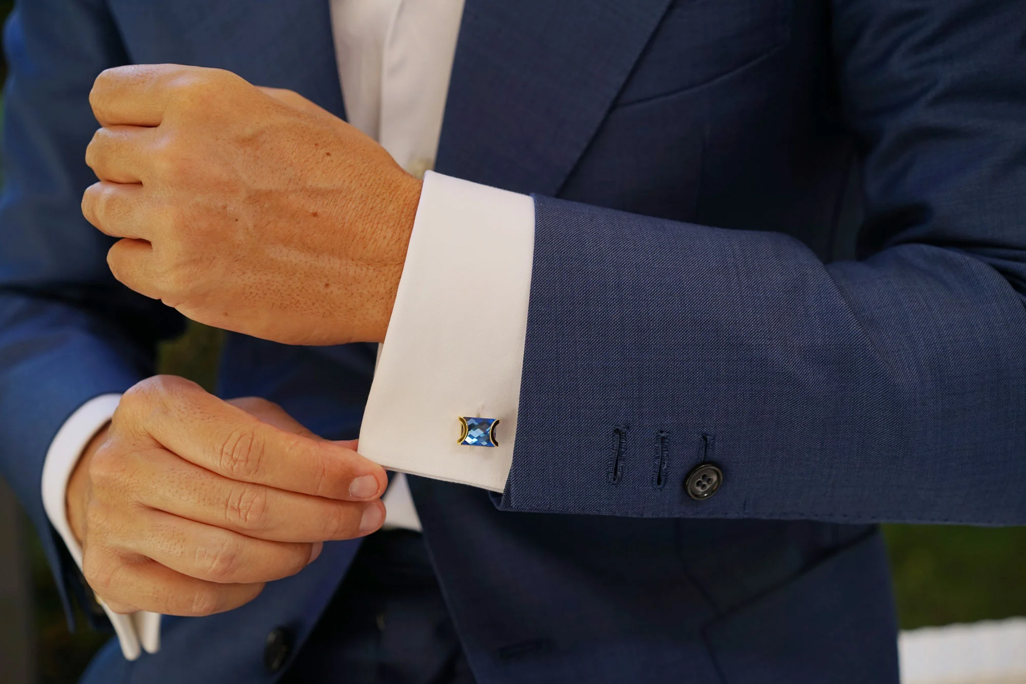 La Digue Crystal Gold Cufflinks - Image 7